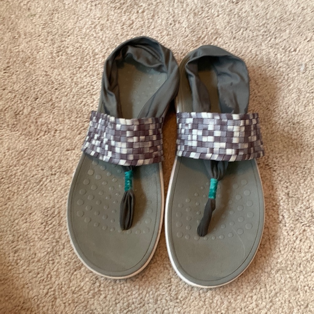 Womens Vionic t strap sandal woven band and yoga stretch